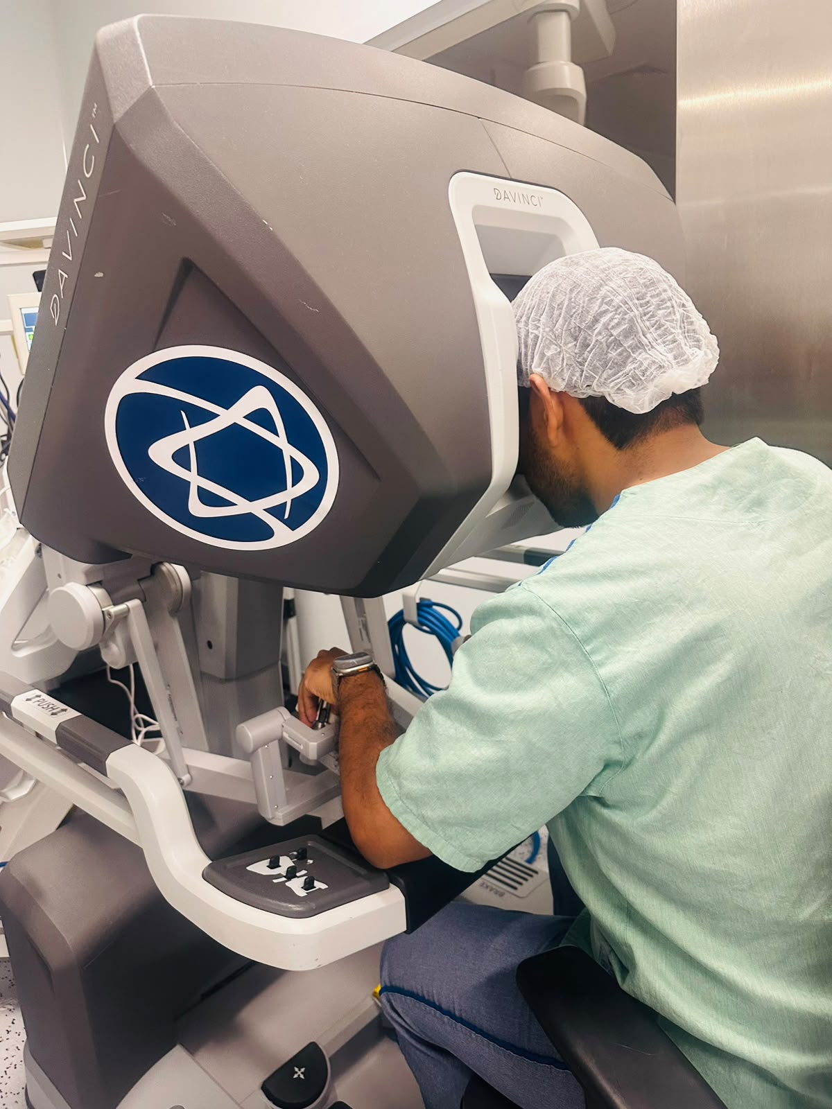 Dr. Christian Cruz en la consola del sistema Da Vinci X